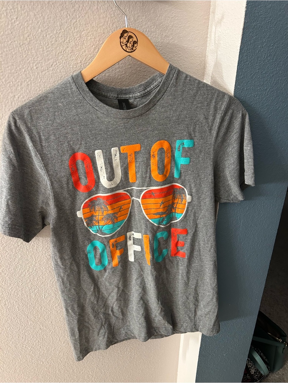 Gray "Out of Office" Short Sleeve Tee with Teal, Orange & Red Print size small